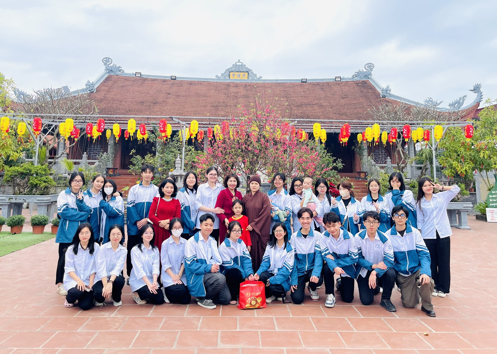Trao yêu thương tới trẻ bị bỏ rơi ở chùa Hồng Chung.